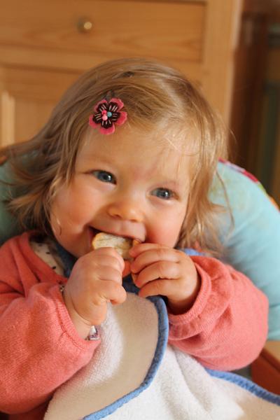 2013-12-14 Zelie mange du pain, les garcons decore le sapin 006.JPG